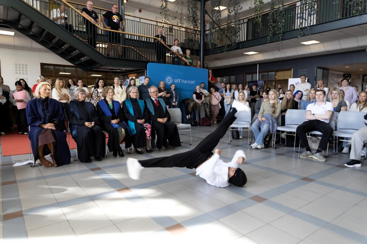 _MG_9093 kopi.jpg Breakdance foran rektorat i forbindelse med studiestart.